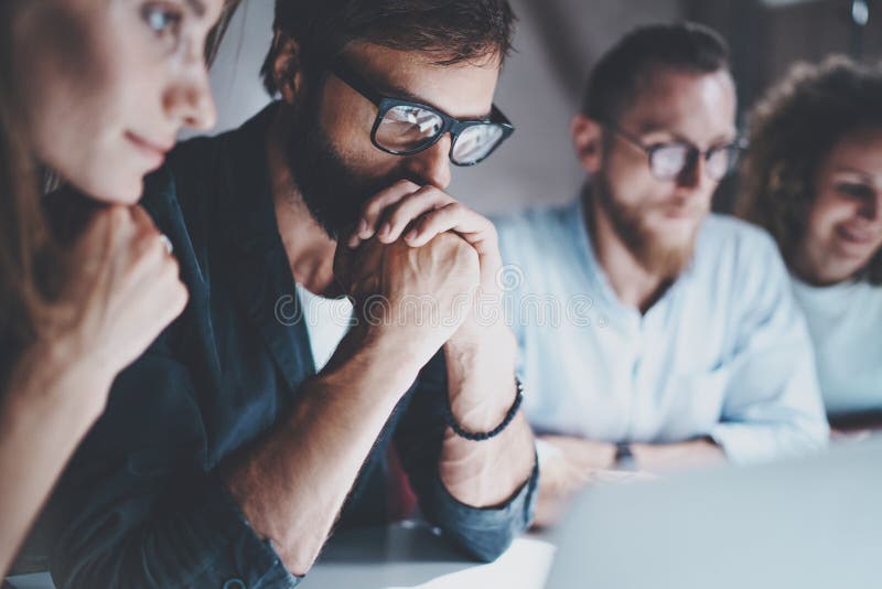 De groep jonge ondernemers zoekt een bedrijfsoplossing tijdens het werkproces op nachtkantoor Bedrijfs mensen stock afbeeldingen De groep jonge ondernemers zoekt een bedrijfsoplossing tijdens het werkproces op nachtkantoor Bedrijfs mensen stock afbeeldingen