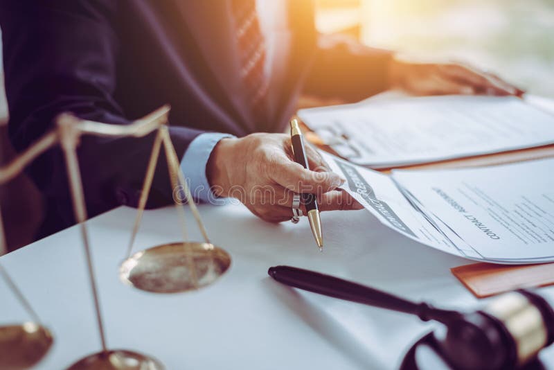 De groep middenleeftijds het Aziatische bedrijfsmensen en advocaten bespreken en ondertekent een contract royalty-vrije stock foto's De groep middenleeftijds het Aziatische bedrijfsmensen en advocaten bespreken en ondertekent een contract royalty-vrije stock foto's