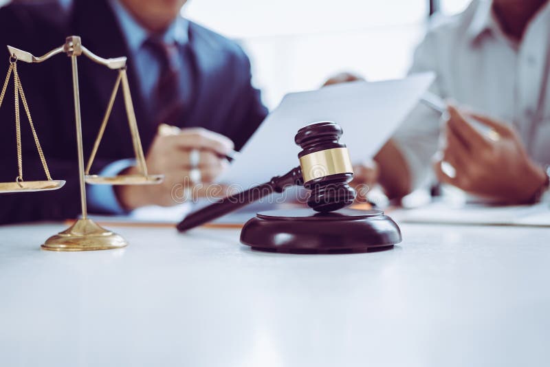 De groep middenleeftijds het Aziatische bedrijfsmensen en advocaten bespreken en ondertekent een contract royalty-vrije stock fotografie De groep middenleeftijds het Aziatische bedrijfsmensen en advocaten bespreken en ondertekent een contract royalty-vrije stock fotografie