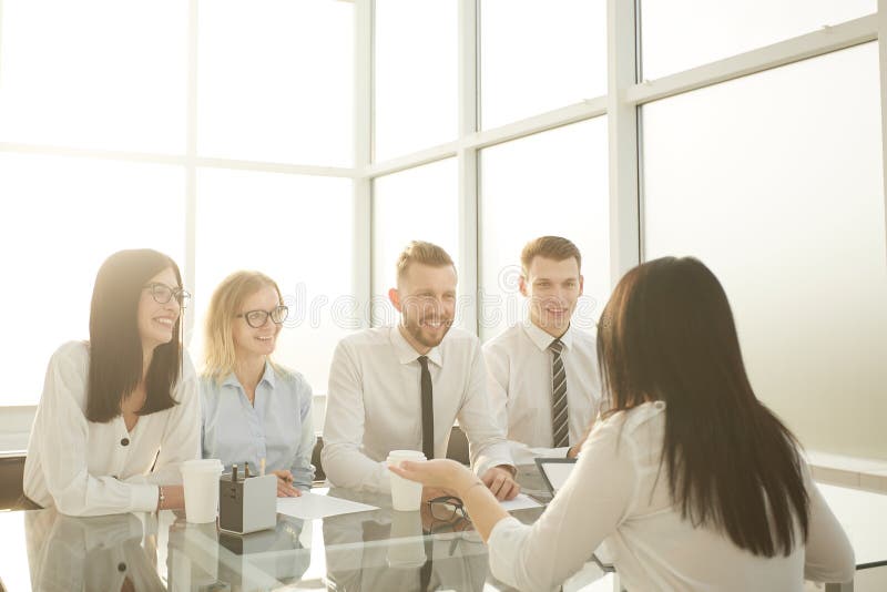 De groep u-managers interviewt een jonge vrouwelijke kandidaat royalty-vrije stock fotografie De groep u-managers interviewt een jonge vrouwelijke kandidaat royalty-vrije stock fotografie