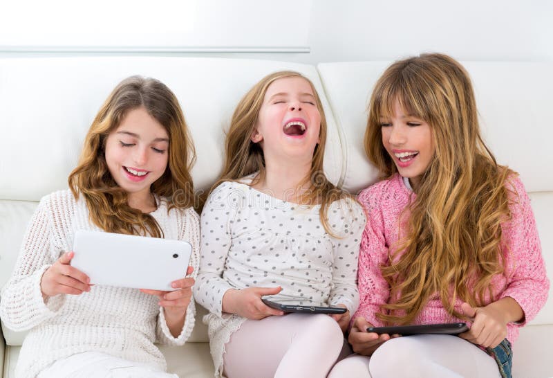De groep van drie de vriendenmeisjes van de jong geitjezuster het spelen samen met lijst royalty-vrije stock fotografie De groep van drie de vriendenmeisjes van de jong geitjezuster het spelen samen met lijst royalty-vrije stock fotografie