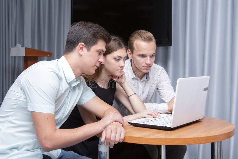 De groep van twee jonge euforische studenten die op examen letten resulteert in laptop in een lijst stock foto's De groep van twee jonge euforische studenten die op examen letten resulteert in laptop in een lijst stock foto's