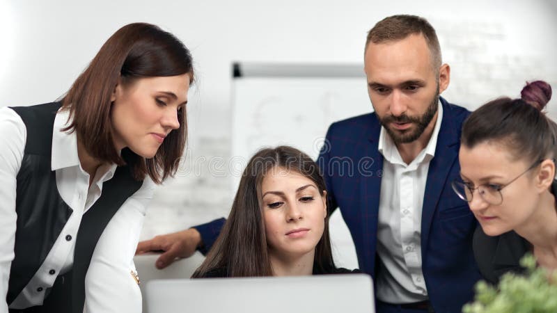 De groep vertrouwt zakenmensen samen die samen project met vrouwelijke teamleider bespreken samenwerken