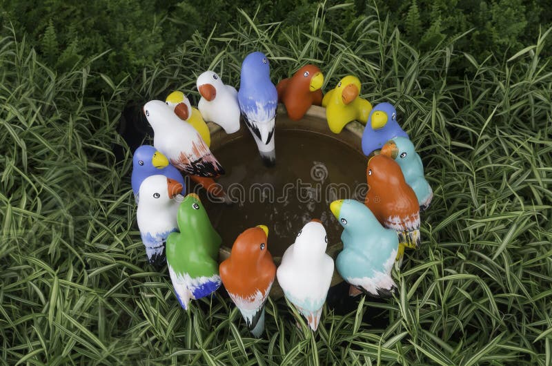 De groep vogelstandbeeld komt in tuin samen royalty-vrije stock afbeelding De groep vogelstandbeeld komt in tuin samen royalty-vrije stock afbeelding