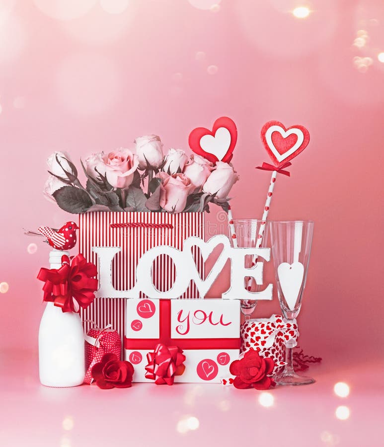 De groet van de valentijnskaartendag heeft bezwaar zet met giftvakje, rozenbos en harten in het winkelen zak, youu van de tekstli stock fotografie De groet van de valentijnskaartendag heeft bezwaar zet met giftvakje, rozenbos en harten in het winkelen zak, youu van de tekstli stock fotografie