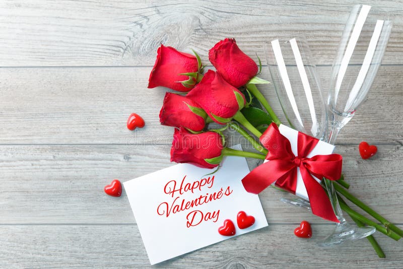De groetkaart van de valentijnskaartendag, giftdoos, rode rozen en champagne royalty-vrije stock afbeelding De groetkaart van de valentijnskaartendag, giftdoos, rode rozen en champagne royalty-vrije stock afbeelding