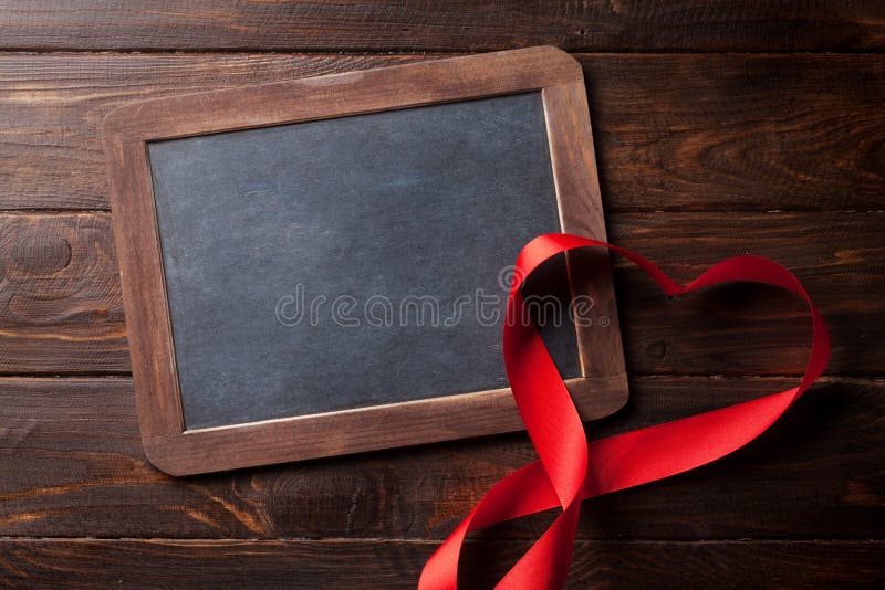 De groetkaart van de valentijnskaartendag met hartlint stock foto De groetkaart van de valentijnskaartendag met hartlint stock foto
