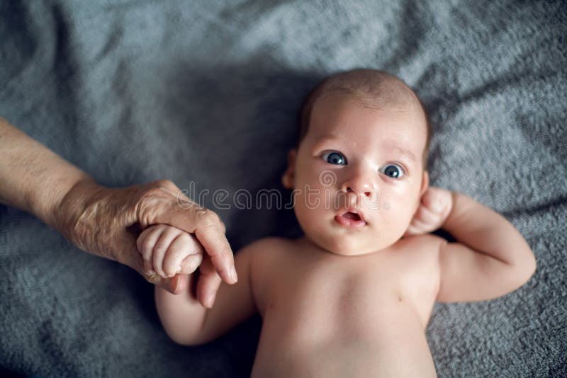 De grootmoeder houdt de hand van zijn geliefd royalty-vrije stock fotografie De grootmoeder houdt de hand van zijn geliefd royalty-vrije stock fotografie