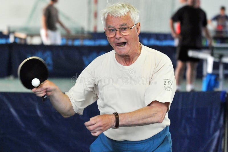 De grootvaderoudste speelt pingpong stock foto De grootvaderoudste speelt pingpong stock foto