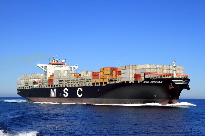 De grote doctorandus in de exacte wetenschappen ABIDJAN die van het containerschip in open wateren varen stock afbeelding De grote doctorandus in de exacte wetenschappen ABIDJAN die van het containerschip in open wateren varen stock afbeelding