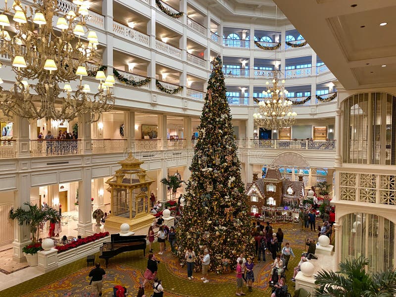 De grote kerstboom in het grand floridian resort hotel in disney world