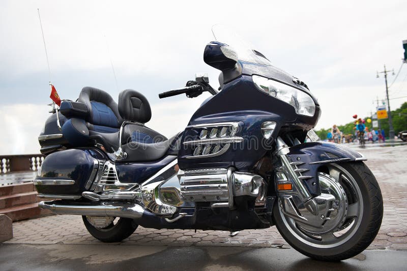 De grote krachtige blauwe motorfiets van de luxereis