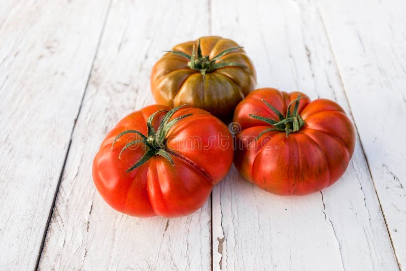 De grote Rode Verse tomaten op een oude houten lijst in rustieke stijl, sluiten omhoog royalty-vrije stock afbeeldingen De grote Rode Verse tomaten op een oude houten lijst in rustieke stijl, sluiten omhoog royalty-vrije stock afbeeldingen