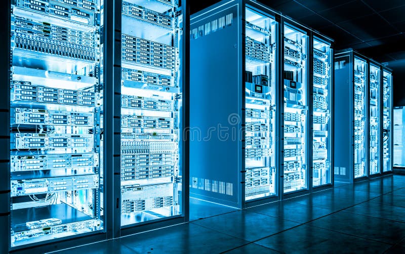 De grote ruimte van de gegevens donkere server met helder materiaal stock afbeelding De grote ruimte van de gegevens donkere server met helder materiaal stock afbeelding