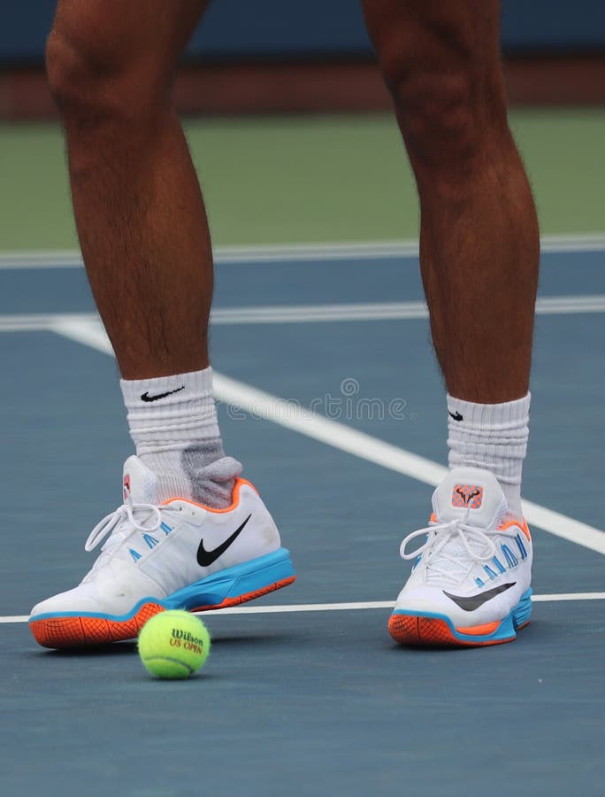 De Grote Slagkampioen Rafael Nadal Van Spanje Draagt De Tennisschoenen Douanenike Tijdens Praktijk Voor Open 2016 Redactionele Stock Foto - Image of blozen, open: 84567543
