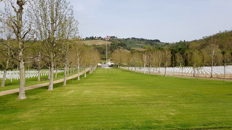 De grote well-kept groene gazons kenmerken Florence American Cemetery en Herdenkings, Florence, Italië royalty-vrije stock afbeeldingen De grote well-kept groene gazons kenmerken Florence American Cemetery en Herdenkings, Florence, Italië royalty-vrije stock afbeeldingen