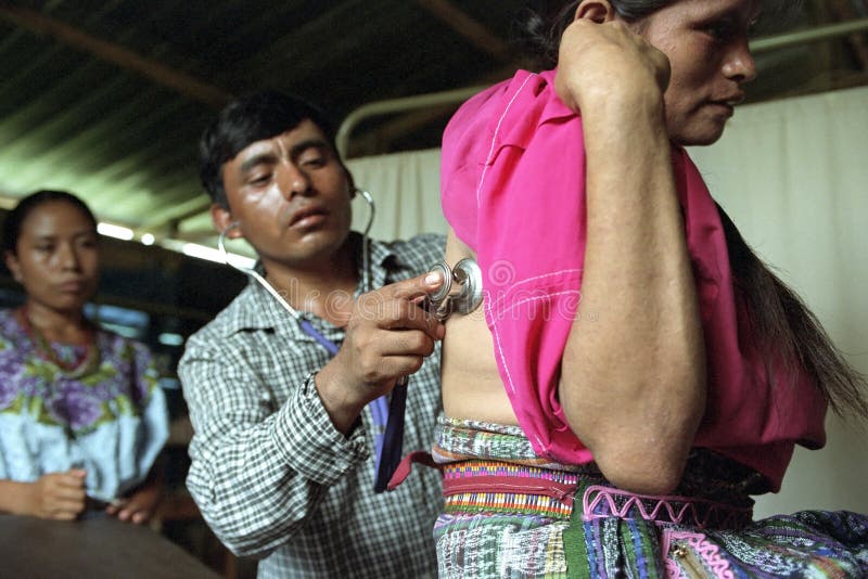 De Guatemalaanse arts is onderzoekt Indische vrouw royalty-vrije stock afbeelding De Guatemalaanse arts is onderzoekt Indische vrouw royalty-vrije stock afbeelding