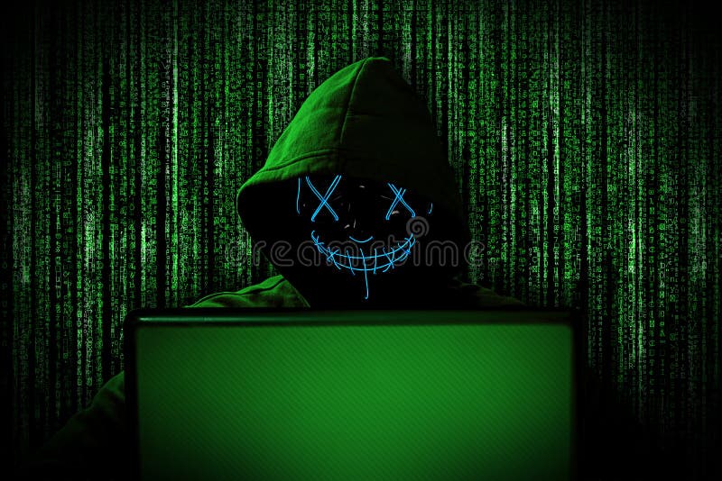 De hakker met gloeiend masker achter notitieboekjelaptop voor groene bron binaire codeachtergrond Internet cyber binnendringt in