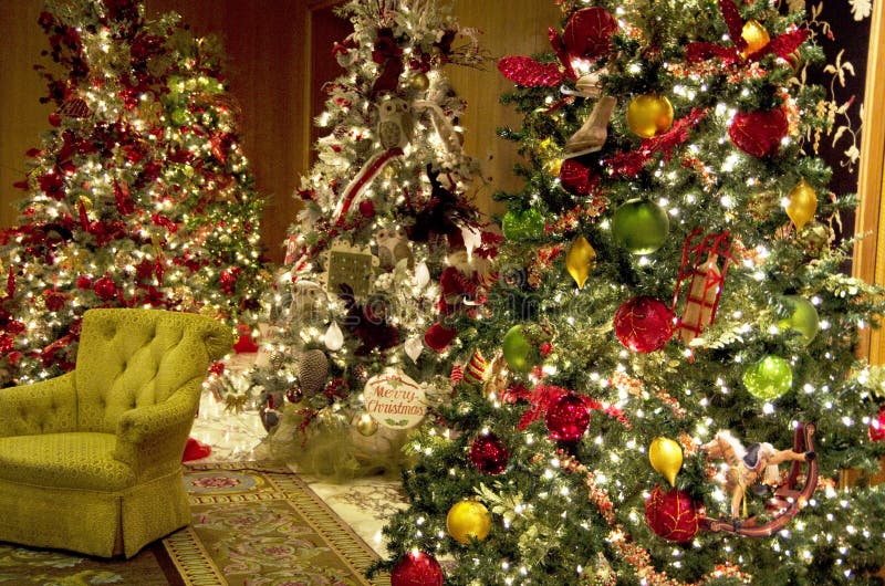 De hal van het de luxehotel van kerstbomenlichten royalty-vrije stock foto's De hal van het de luxehotel van kerstbomenlichten royalty-vrije stock foto's