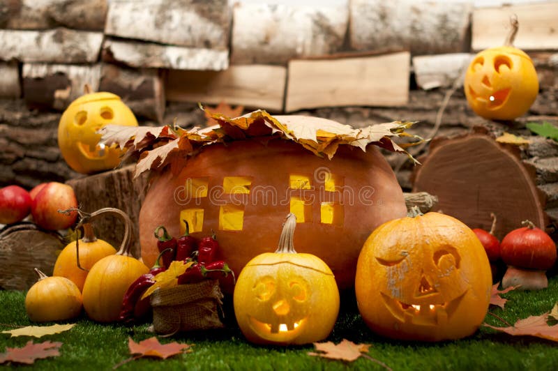 De Halloween toujours la vie avec les potirons découpés images stock De Halloween toujours la vie avec les potirons découpés images stock