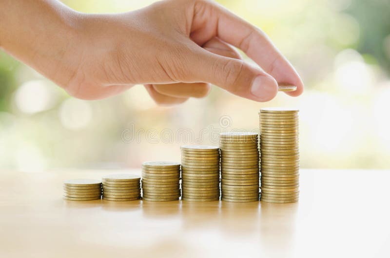 de hand bespaart geld met het muntstuk van het stapelgeld voor het kweken van grafiek uw bus royalty-vrije stock foto's de hand bespaart geld met het muntstuk van het stapelgeld voor het kweken van grafiek uw bus royalty-vrije stock foto's