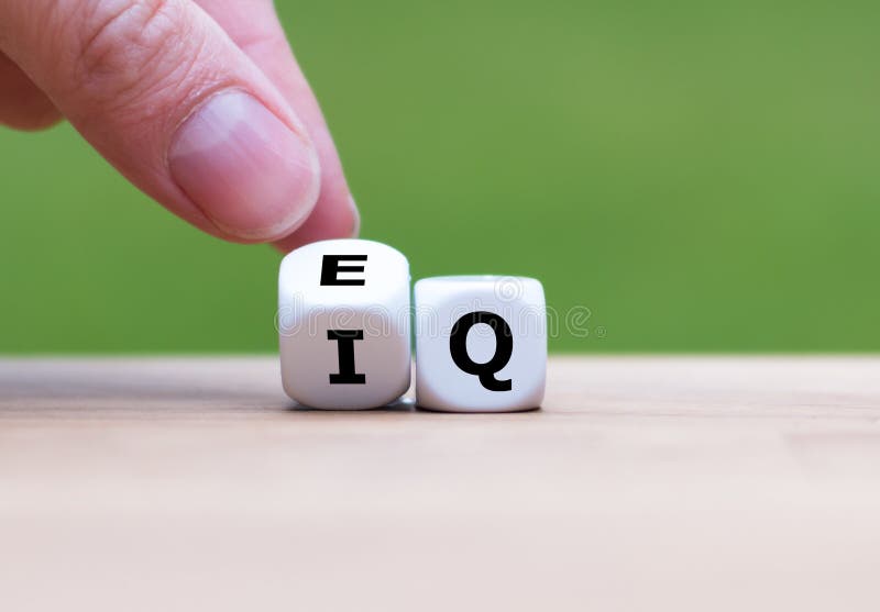 De hand draait een doek en verandert de uitdrukking 'IQ Intelligence Quotient' in 'EQ' Emotional Intelligence/Quotient'