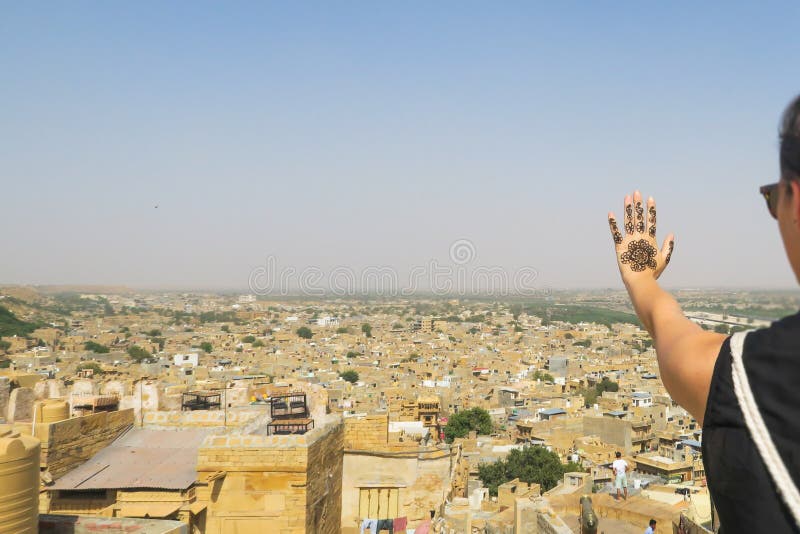 De hand en het panorama van de hennatatoegering over de Indische woestijnstad Jaisalmer royalty-vrije stock afbeelding De hand en het panorama van de hennatatoegering over de Indische woestijnstad Jaisalmer royalty-vrije stock afbeelding