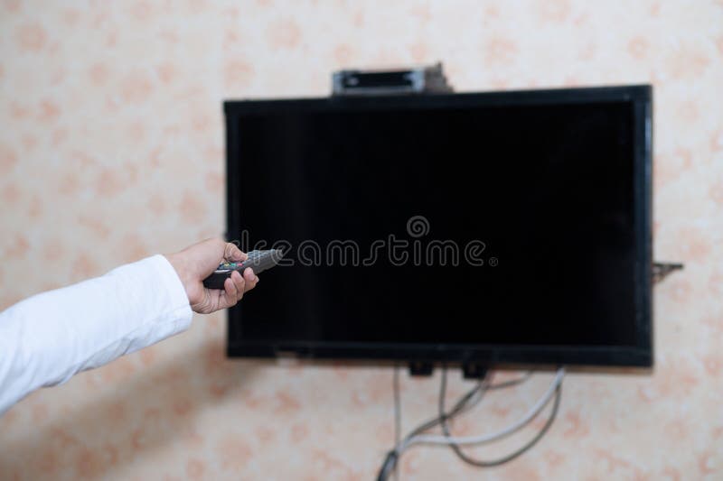 De hand en stemt TV en zet TV aan stock foto De hand en stemt TV en zet TV aan stock foto