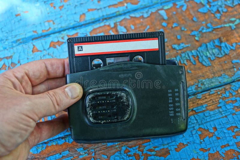 De hand houdt oude zwarte audiospeler met cassette royalty-vrije stock afbeeldingen De hand houdt oude zwarte audiospeler met cassette royalty-vrije stock afbeeldingen