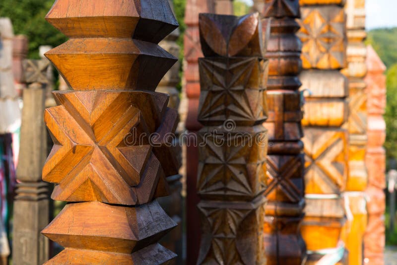 De hand sneed houten post in Memorial Park gewijd aan helden die in Hongaarse Revolutie van 1848 stierven royalty-vrije stock afbeelding De hand sneed houten post in Memorial Park gewijd aan helden die in Hongaarse Revolutie van 1848 stierven royalty-vrije stock afbeelding