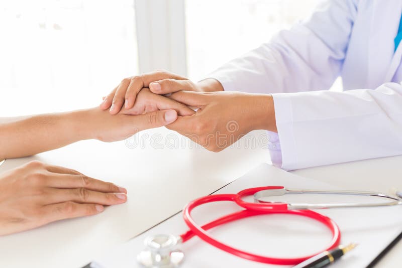 De Hand van artsenholding patient ` s Geneeskunde en gezondheidszorgconcept royalty-vrije stock fotografie De Hand van artsenholding patient ` s Geneeskunde en gezondheidszorgconcept royalty-vrije stock fotografie