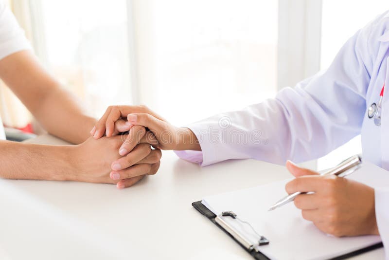 De Hand van artsenholding patient ` s Geneeskunde en gezondheidszorgconcept royalty-vrije stock foto De Hand van artsenholding patient ` s Geneeskunde en gezondheidszorgconcept royalty-vrije stock foto