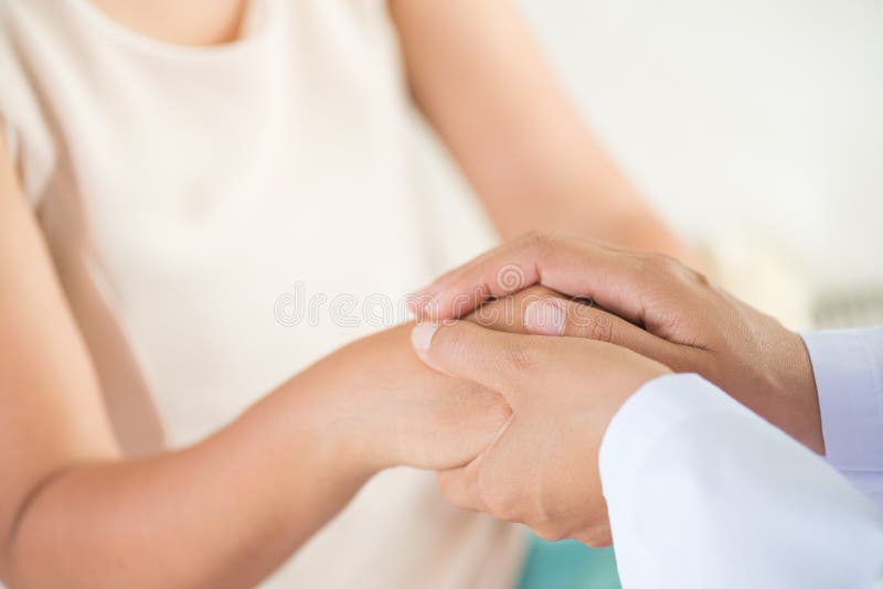 De Hand van artsenholding patient ` s Geneeskunde en gezondheidszorgconcept royalty-vrije stock fotografie De Hand van artsenholding patient ` s Geneeskunde en gezondheidszorgconcept royalty-vrije stock fotografie