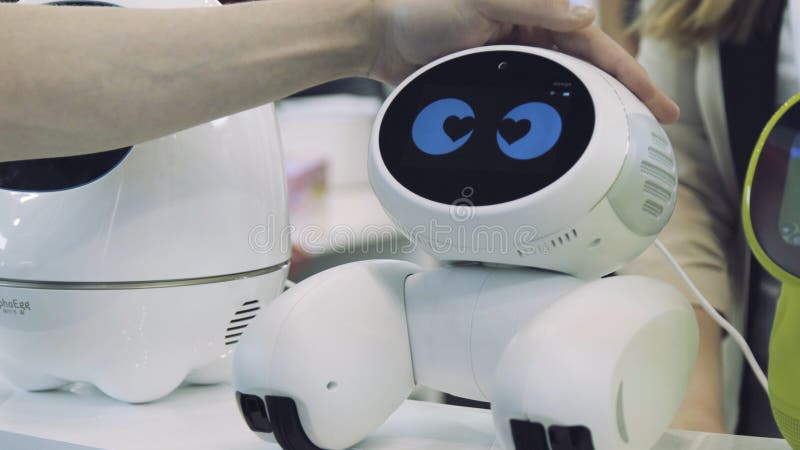De hand van de mens raakt de robot De robot is gelukkig met de aanraking van een mens Het concept van de technologie royalty-vrije stock afbeelding De hand van de mens raakt de robot De robot is gelukkig met de aanraking van een mens Het concept van de technologie royalty-vrije stock afbeelding