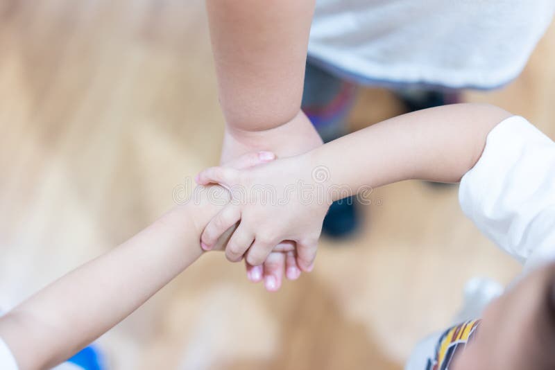 De handcoördinatie van kinderen om hun eenheid te tonen royalty-vrije stock afbeeldingen De handcoördinatie van kinderen om hun eenheid te tonen royalty-vrije stock afbeeldingen
