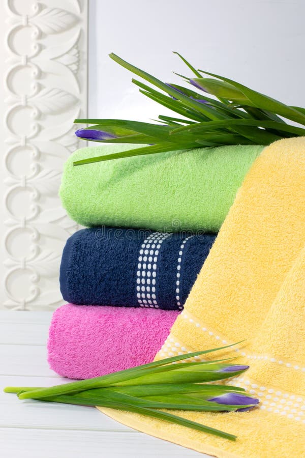 De handdoeken in stapel tegen blured achtergrond, stapel groene, blauwe, yelloy en roze handdoeken met bloemen stock foto's De handdoeken in stapel tegen blured achtergrond, stapel groene, blauwe, yelloy en roze handdoeken met bloemen stock foto's