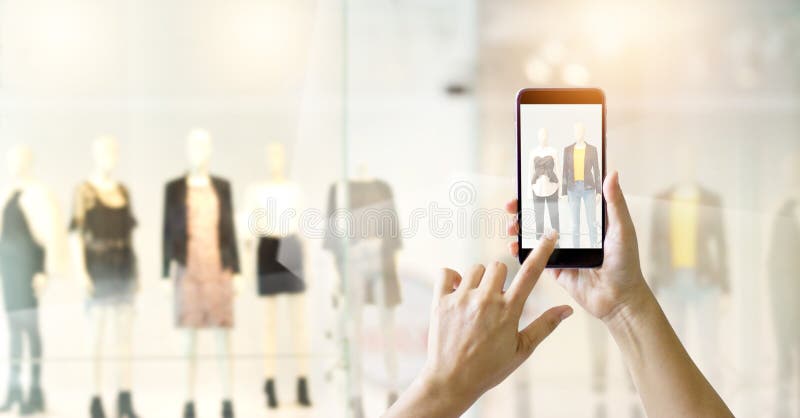 De handen die slimme telefoon met behulp van nemen een fotovertoning royalty-vrije stock foto De handen die slimme telefoon met behulp van nemen een fotovertoning royalty-vrije stock foto