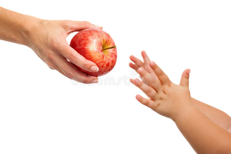 De handen die van babys appel bereiken.