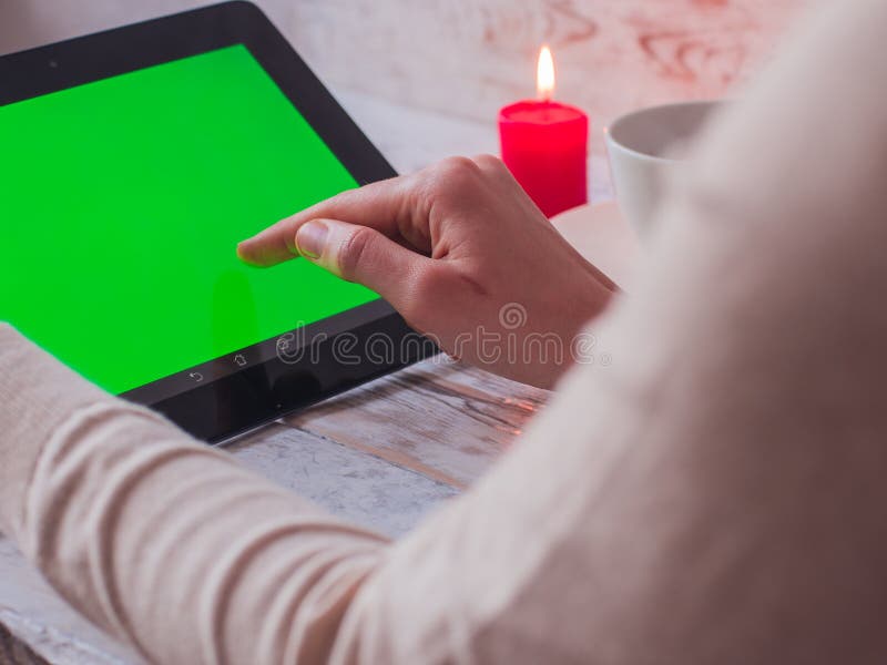 De handen die van de close-upvrouw ` s een groene PC van de het schermtablet in koffie houden stock fotografie De handen die van de close-upvrouw ` s een groene PC van de het schermtablet in koffie houden stock fotografie
