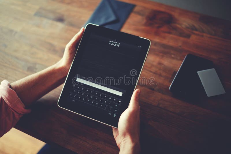 De handen die van de Hipstermens digitale tablet met het lege lege scherm voor uw tekstbericht houden royalty-vrije stock afbeeldingen De handen die van de Hipstermens digitale tablet met het lege lege scherm voor uw tekstbericht houden royalty-vrije stock afbeeldingen