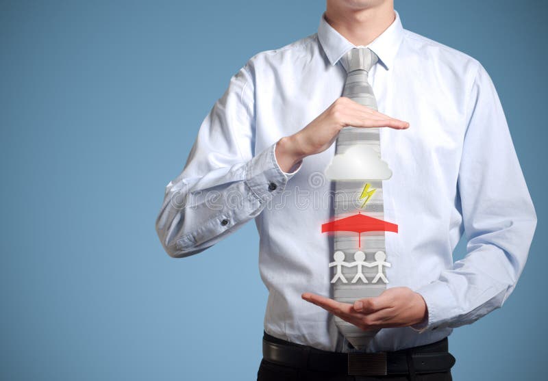 De handen die van de verzekeringszakenman familie beschermen stock afbeeldingen De handen die van de verzekeringszakenman familie beschermen stock afbeeldingen