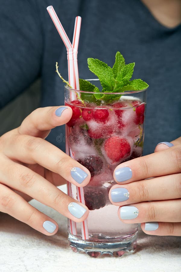 De handen met plotseling manicured spijkers met grijs nagellak worden gekleurd dat royalty-vrije stock foto De handen met plotseling manicured spijkers met grijs nagellak worden gekleurd dat royalty-vrije stock foto