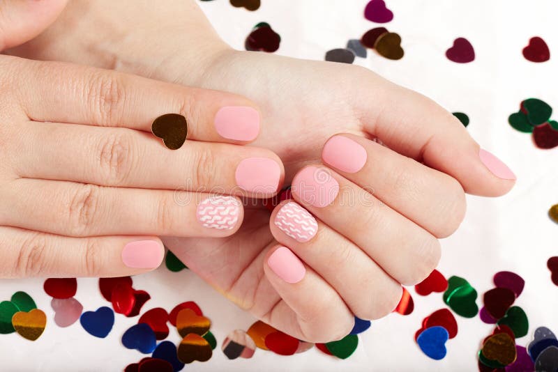 De handen met roze steen manicured spijkers royalty-vrije stock afbeelding De handen met roze steen manicured spijkers royalty-vrije stock afbeelding