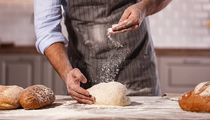 De handen van bakkers` s mannetje kneden deeg royalty-vrije stock foto De handen van bakkers` s mannetje kneden deeg royalty-vrije stock foto