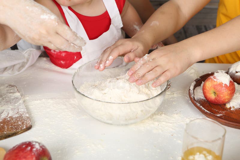 De handen van kinderen maken pastei uit gebakje stock foto's De handen van kinderen maken pastei uit gebakje stock foto's