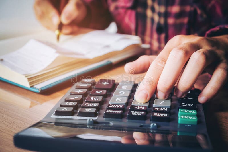 De handen van de zakenman met calculator en kosten op het kantoor en F stock foto's De handen van de zakenman met calculator en kosten op het kantoor en F stock foto's