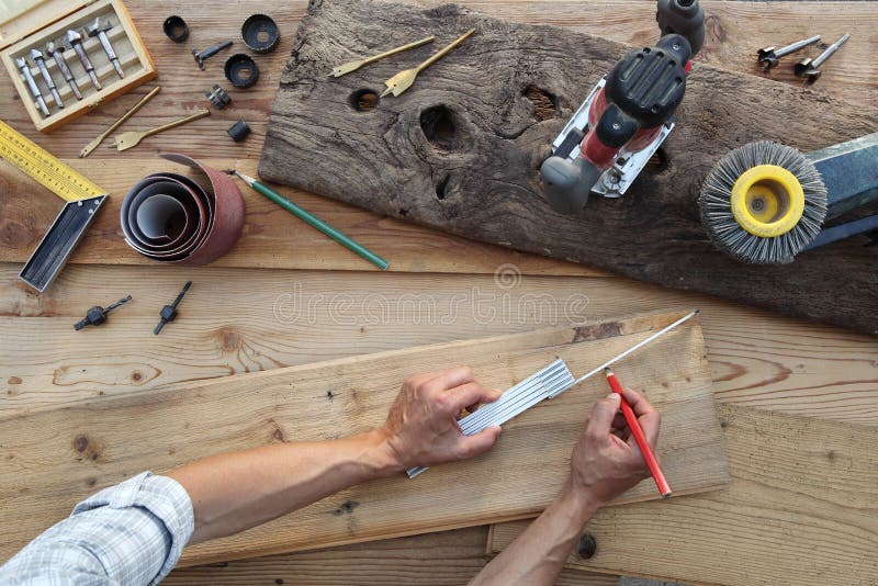 De handentimmerman werkt het hout, die met meter en potlood o meten stock afbeeldingen De handentimmerman werkt het hout, die met meter en potlood o meten stock afbeeldingen