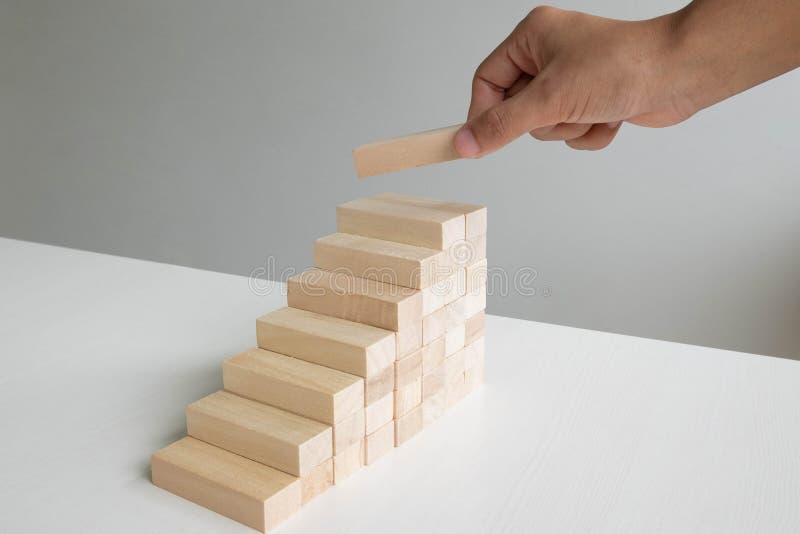 De handholding blokkeert houten spel, Conceptenrisico van beheer en strategieplan, de groei bedrijfssuccesproces en het teamwerk royalty-vrije stock afbeeldingen De handholding blokkeert houten spel, Conceptenrisico van beheer en strategieplan, de groei bedrijfssuccesproces en het teamwerk royalty-vrije stock afbeeldingen
