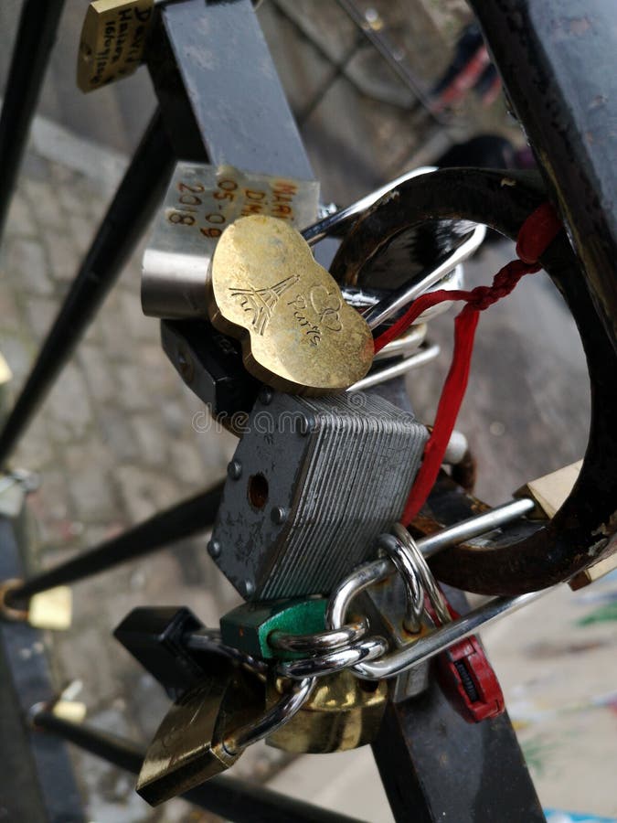 De hangsloten van liefdesloten in bijlage aan de brug in Parijs frankrijk stock foto De hangsloten van liefdesloten in bijlage aan de brug in Parijs frankrijk stock foto