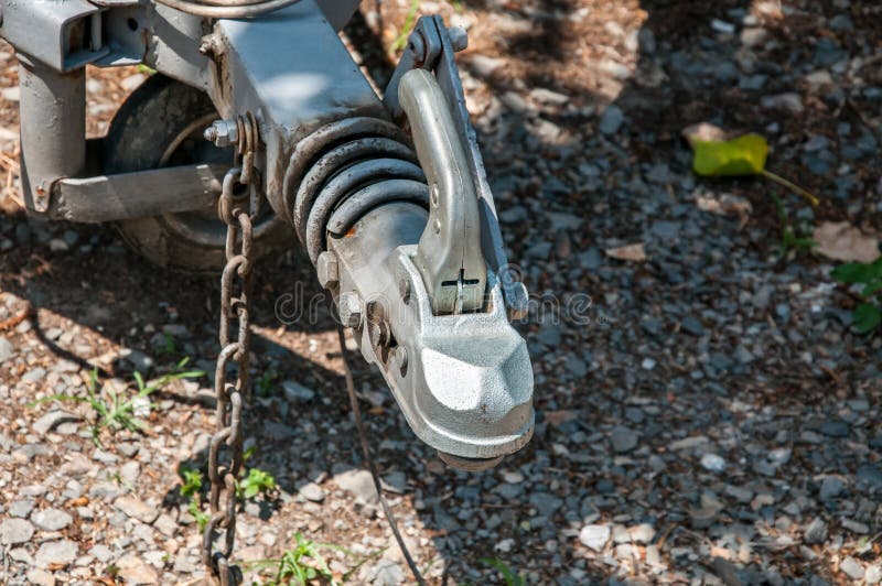 De hapering van de aanhangwagenhaak met het knippen van mechanisme en jockeywiel dicht omhoog, selectieve nadruk stock fotografie De hapering van de aanhangwagenhaak met het knippen van mechanisme en jockeywiel dicht omhoog, selectieve nadruk stock fotografie